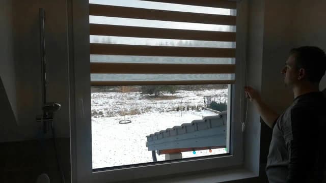 Jak działają rolety dzień noc? Zrozum mechanizm i korzyści Jak działają rolety dzień noc? Zrozum mechanizm i korzyści